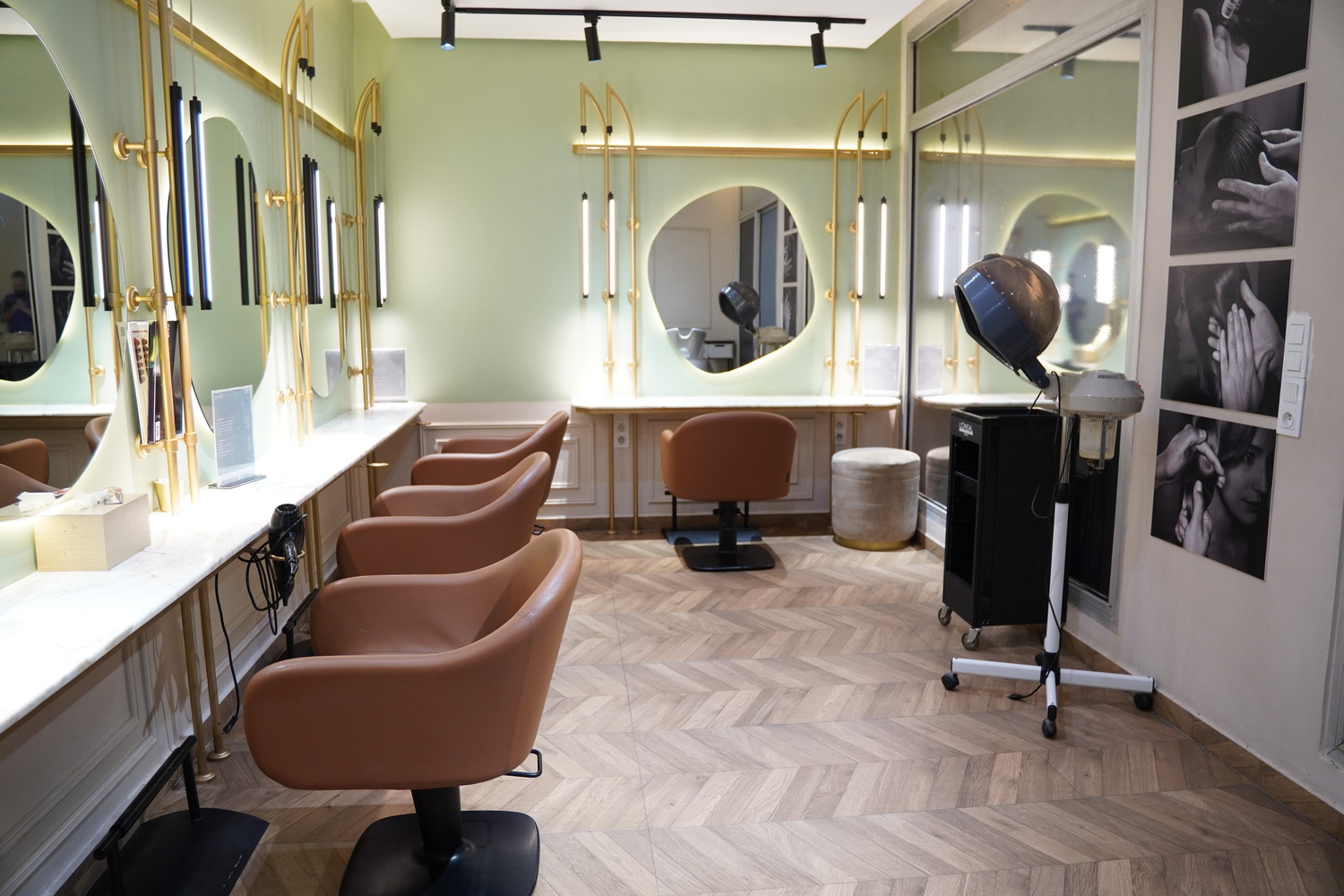 Coiffage femme, brushing en cours