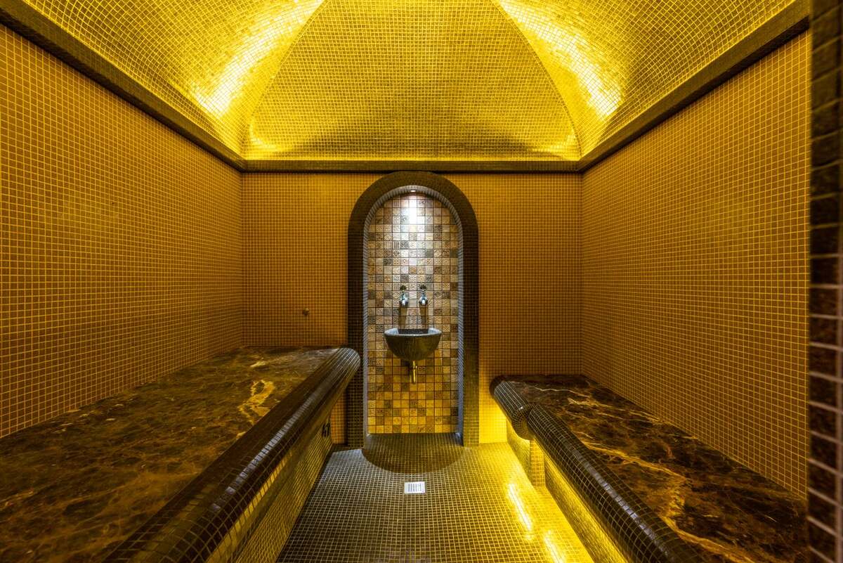Hammam collectif, banquettes de marbre