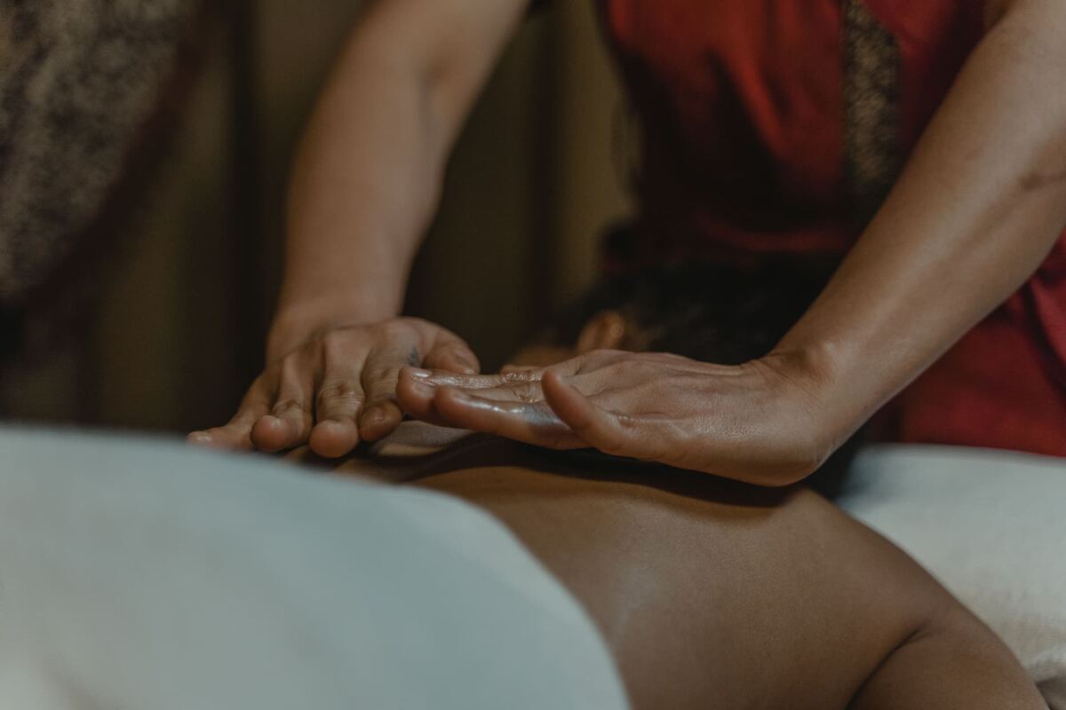 Cabine de massage, huiles et linge blanc