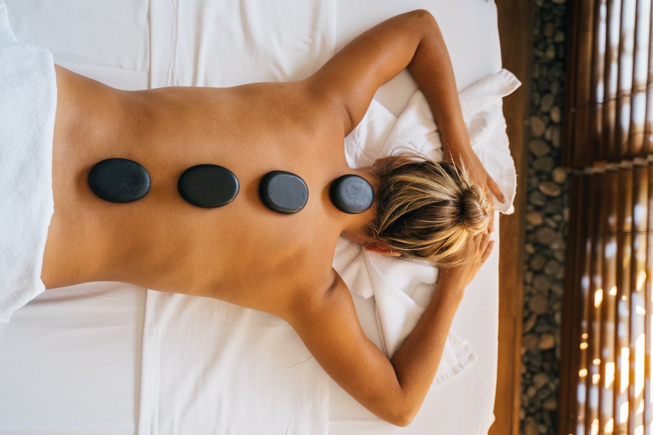 Massage aux huiles, mains du praticien