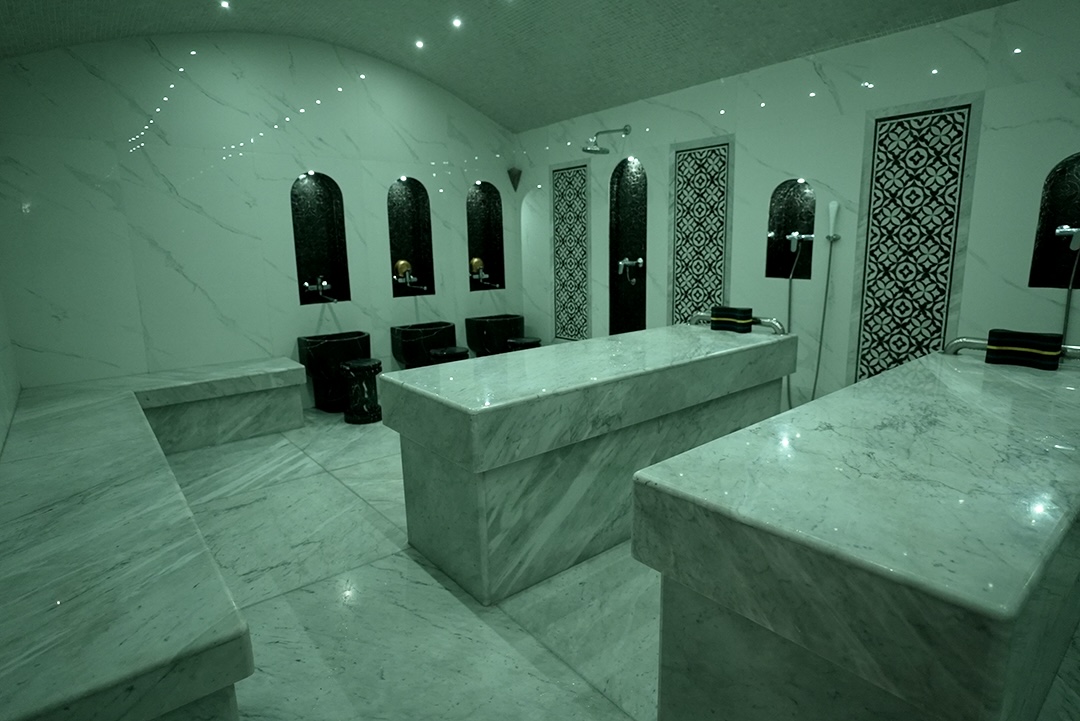 Hammam traditionnel, seaux de cuivre et vapeur