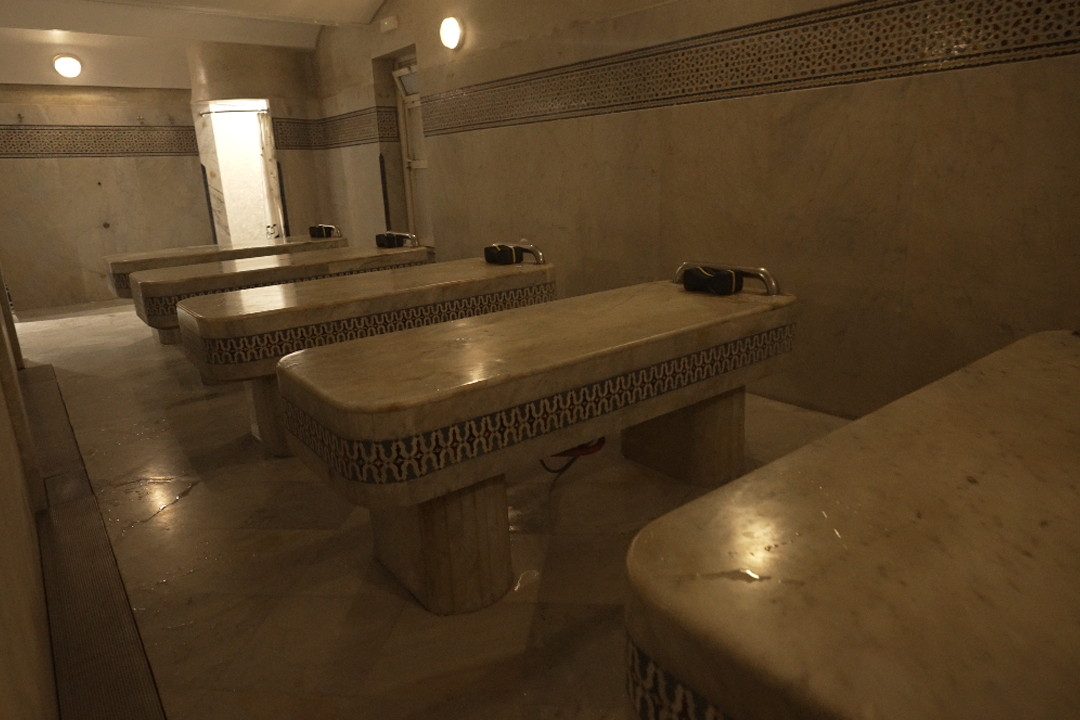Hammam collectif, banquettes de marbre